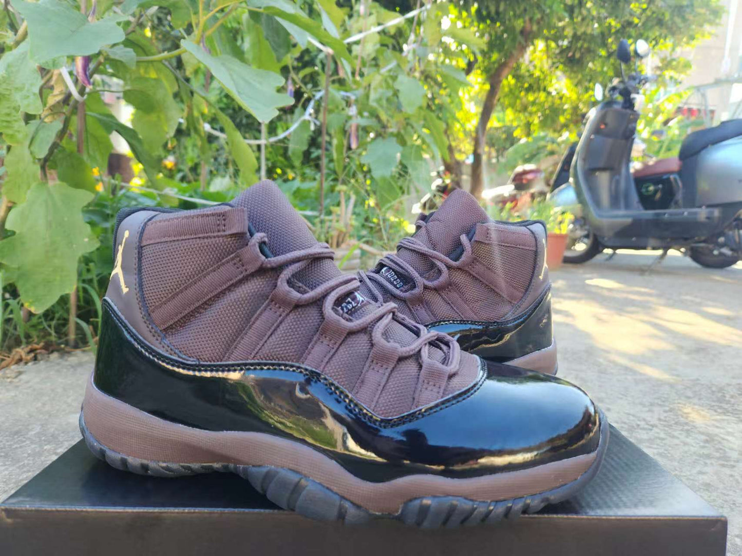 JORDAN 11 Brown