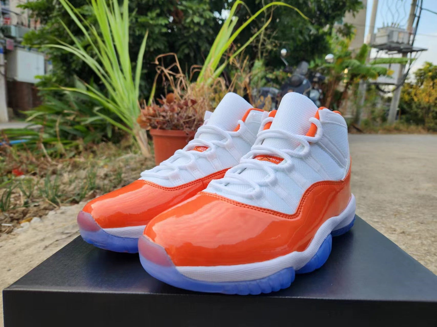 JORDAN 11 Orange and White