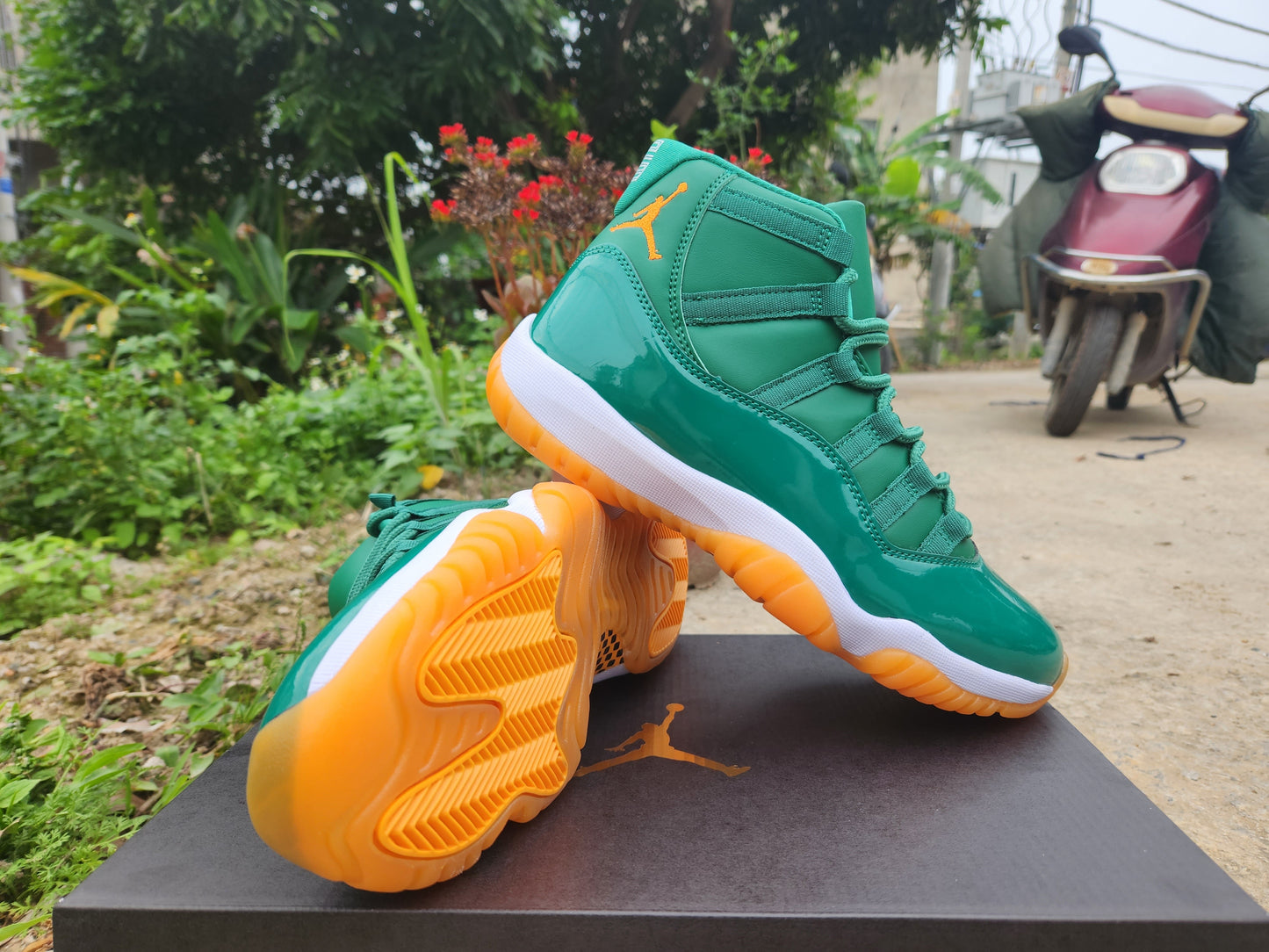 JORDAN 11 Green and Orange