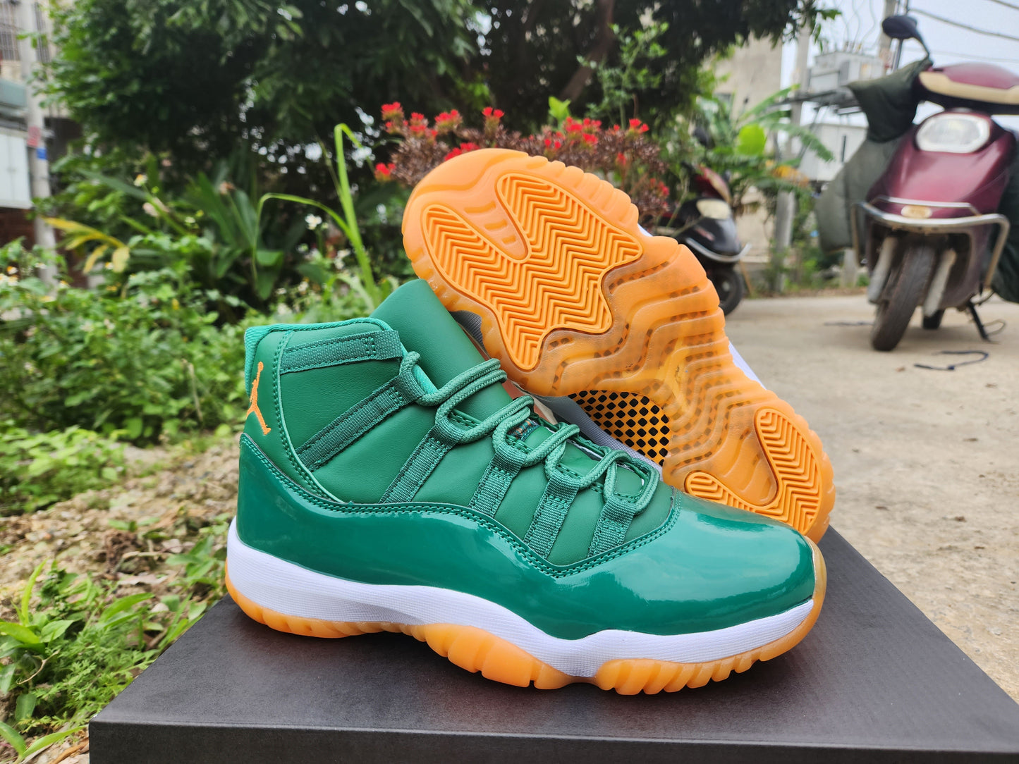 JORDAN 11 Green and Orange