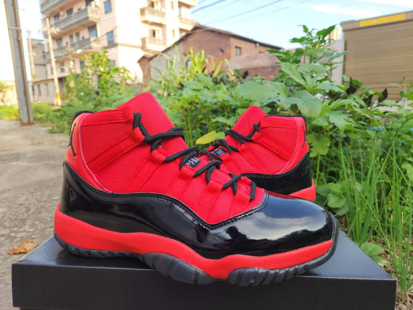 JORDAN 11 Black and Red