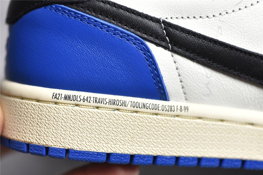 JORDAN 1 LOW x TRAVIS SCOTT FRAGMENT