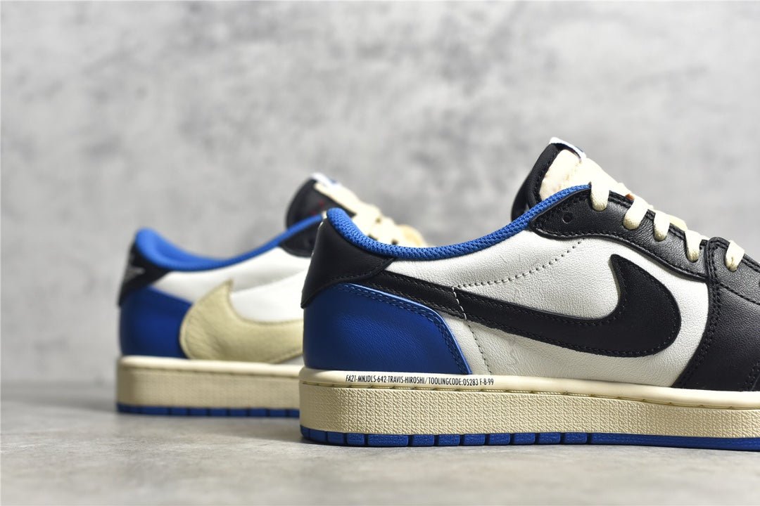 JORDAN 1 LOW x TRAVIS SCOTT FRAGMENT