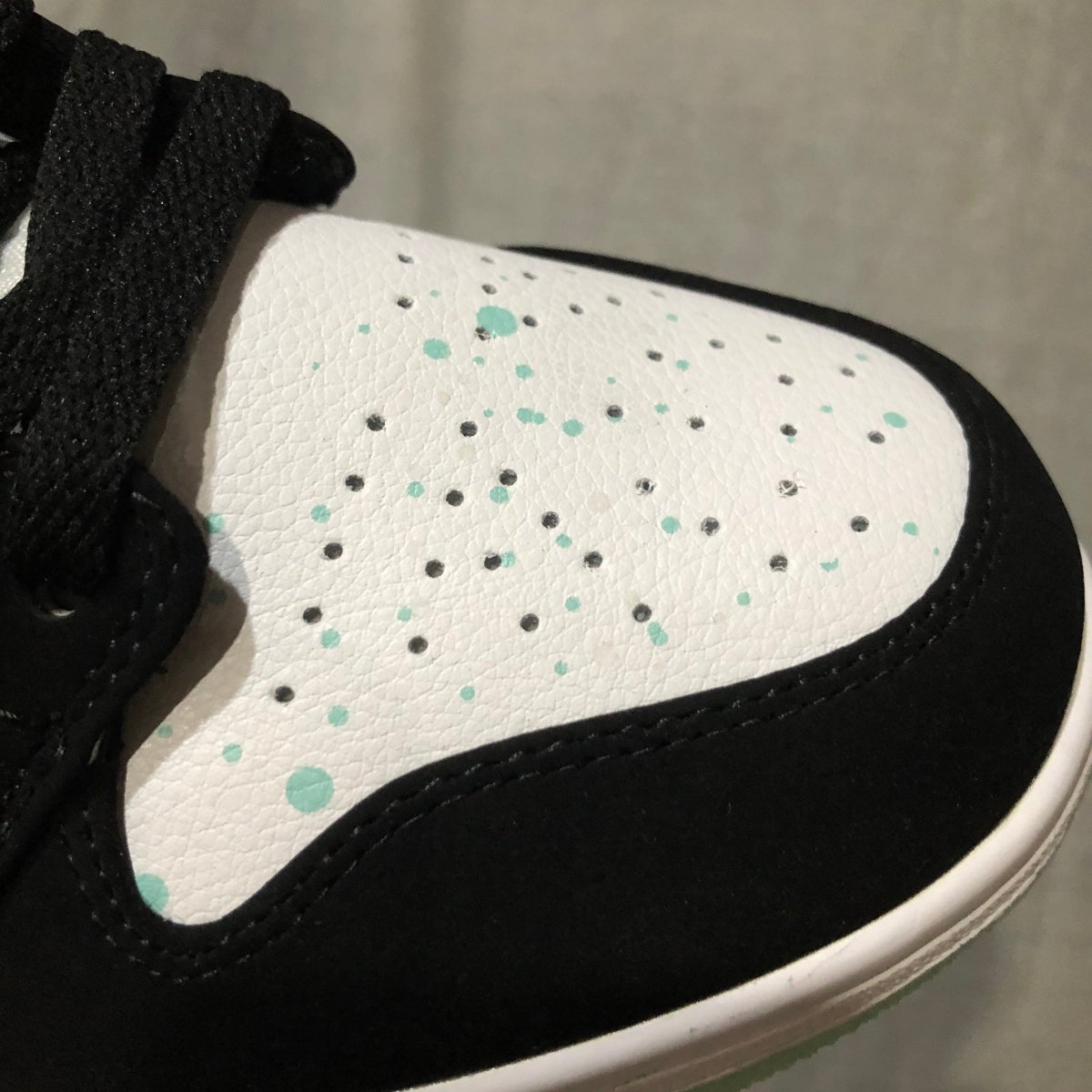 JORDAN 1 MID x BLACK MINT DOTS