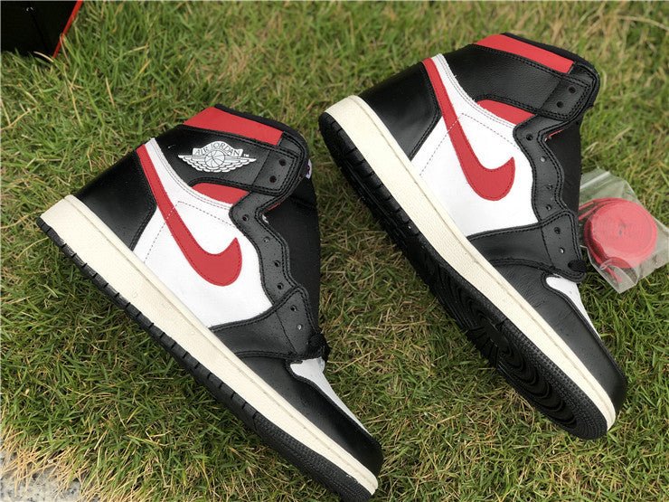 JORDAN 1 RETRO HIGH x BLACK GYM RED