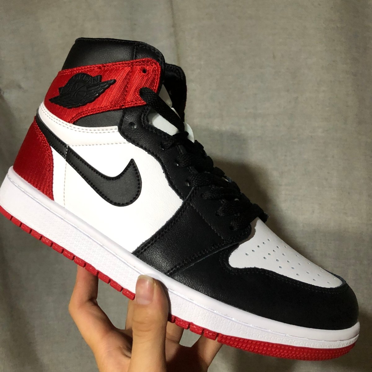 JORDAN 1 RETRO HIGH x SATIN BLACK TOE