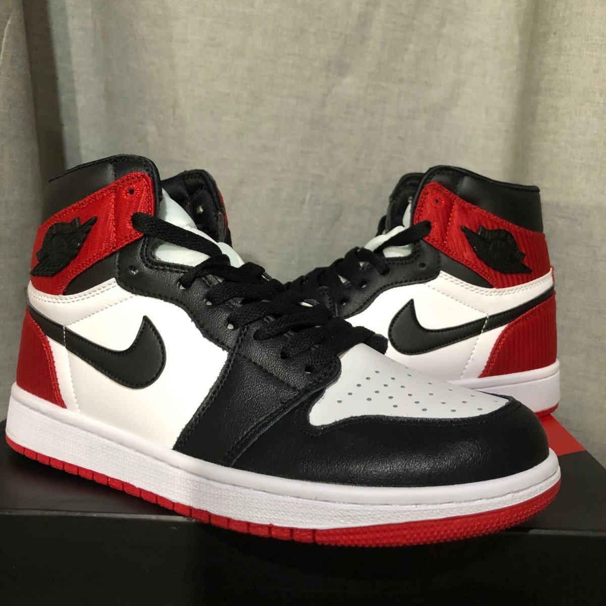 JORDAN 1 RETRO HIGH x SATIN BLACK TOE