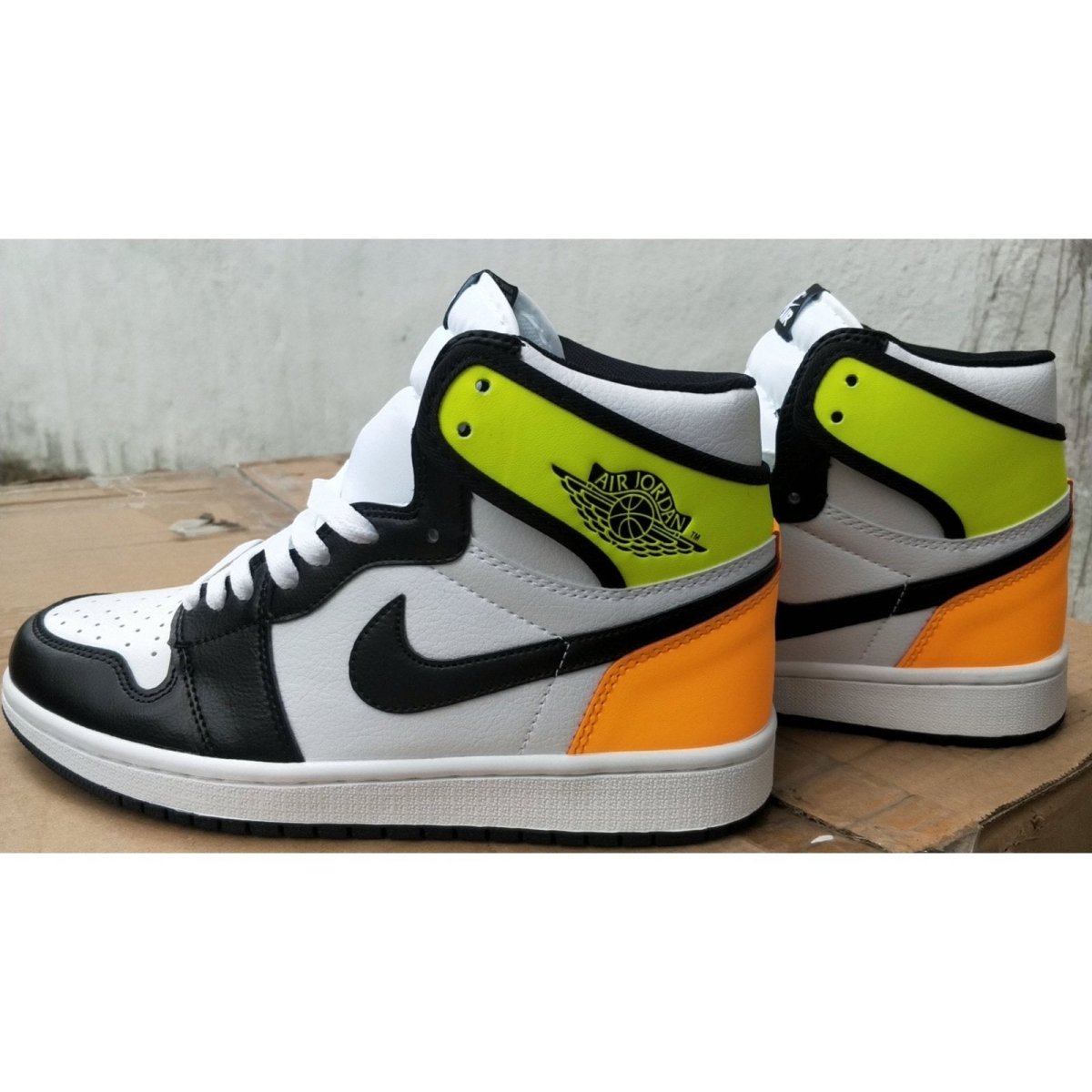 JORDAN 1 RETRO HIGH x WHITE BLACK VOLT UNIVERSITY GOLD