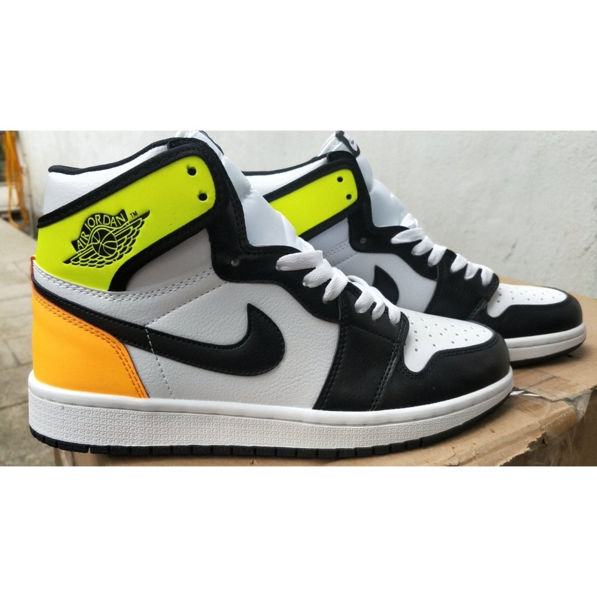 JORDAN 1 RETRO HIGH x WHITE BLACK VOLT UNIVERSITY GOLD