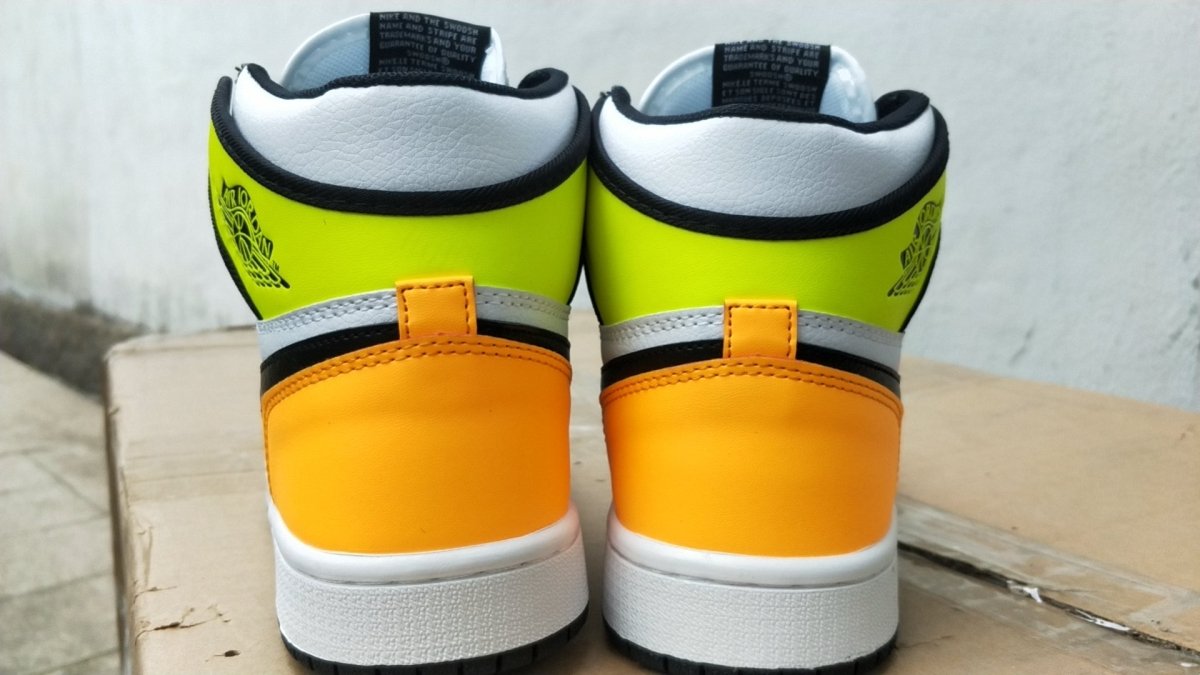 JORDAN 1 RETRO HIGH x WHITE BLACK VOLT UNIVERSITY GOLD