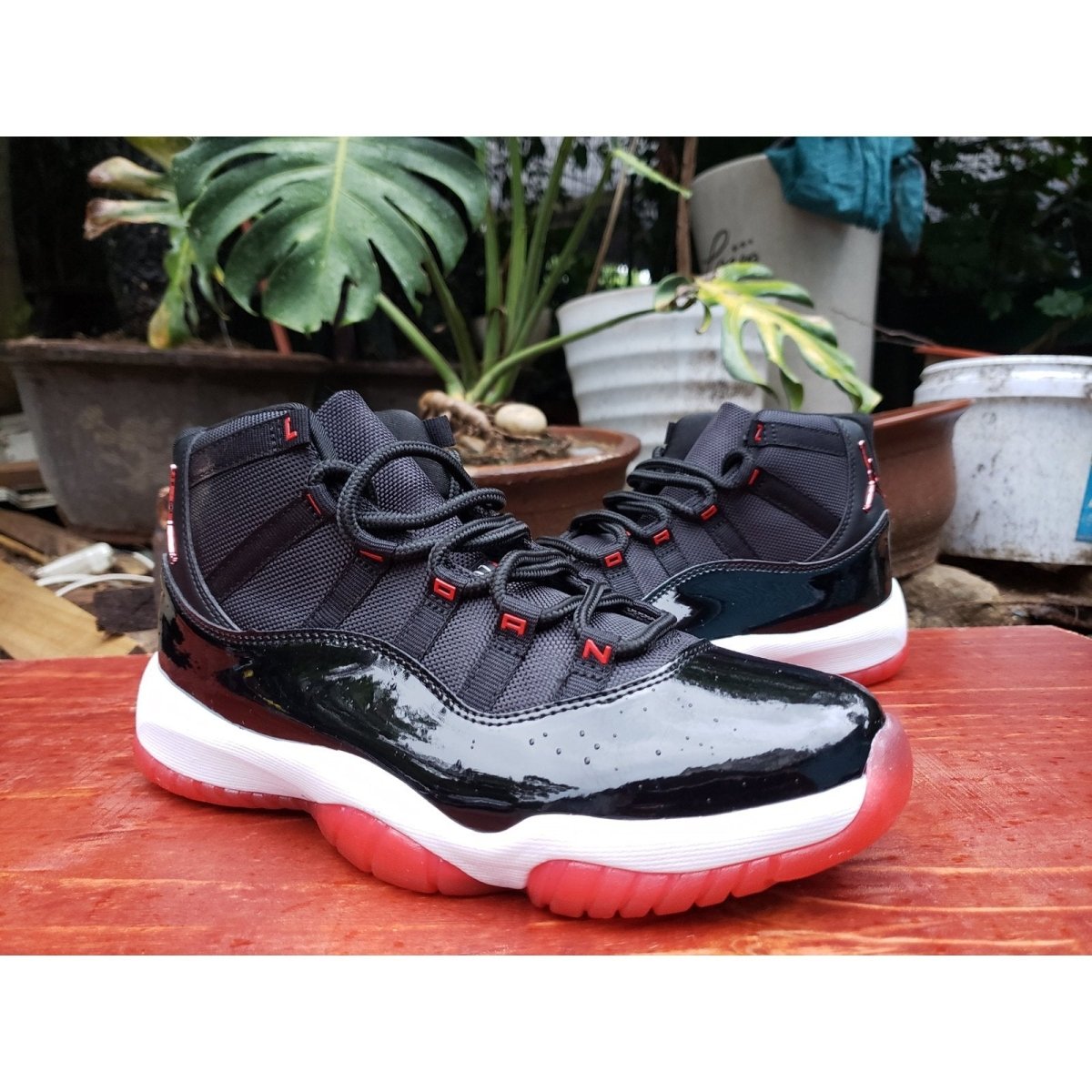 JORDAN 11 RETRO x PLAYOFFS BRED