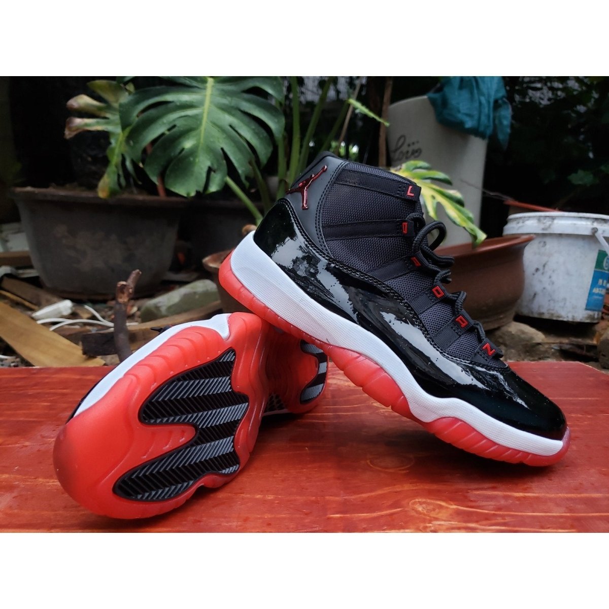 JORDAN 11 RETRO x PLAYOFFS BRED