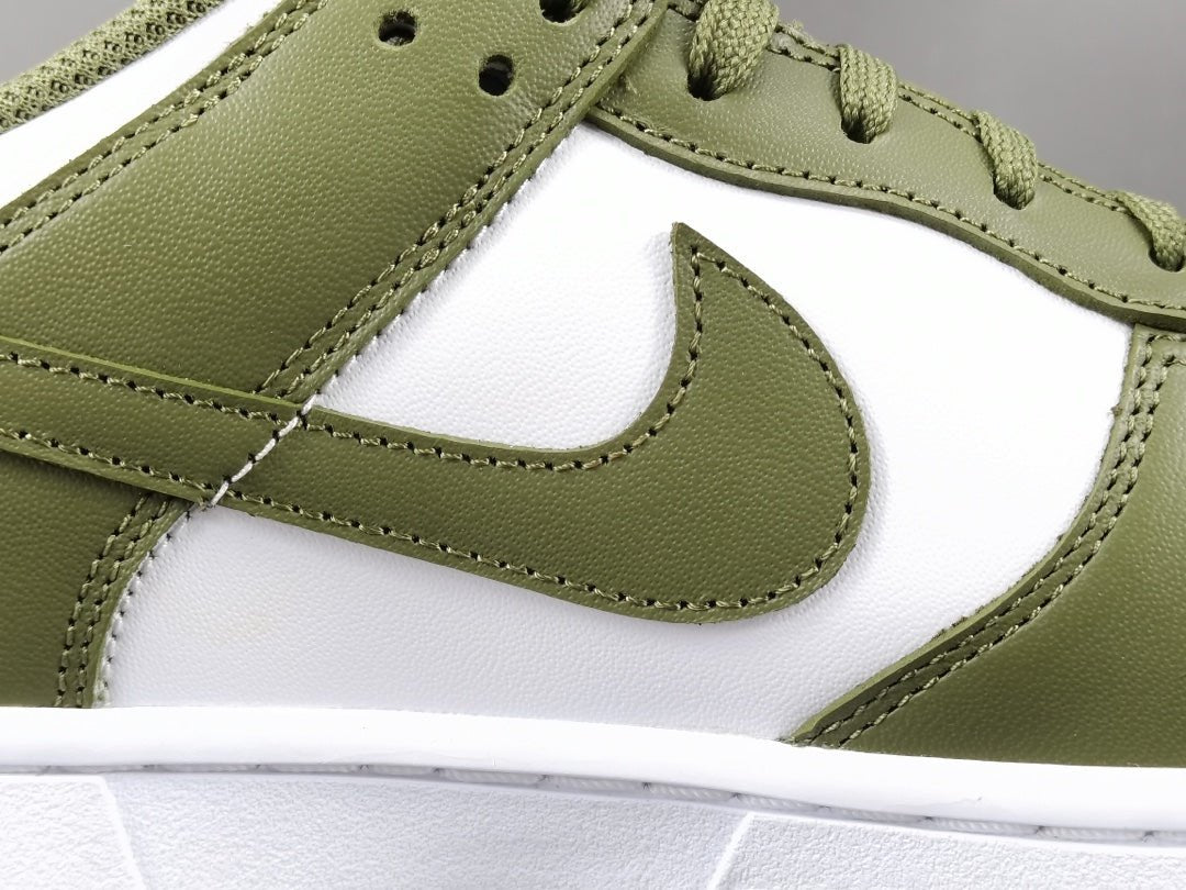 NIKE DUNK x MEDIUM OLIVE